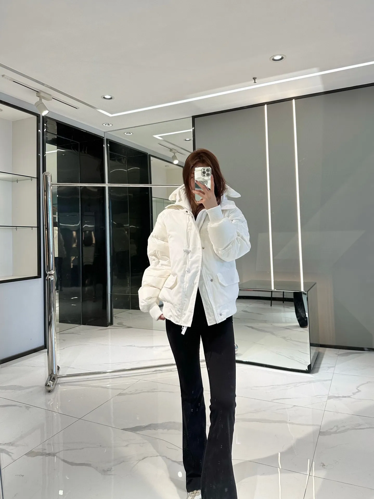 P900 Big Goose Soft Sleeve Short Bomber Jacket Canada Goose Canada Goose Chilliwack Series Solid Color Hooded Fitted Long Sleeve Down Jacket Paradigm Series Down Jacket Short Big Goose Soft Sleeve Down Jacket White The inner straps make the jacket easy to carry on the shoulders, freeing your hands. Special features: light, thick, handsome Size xs-xxl Color black, white